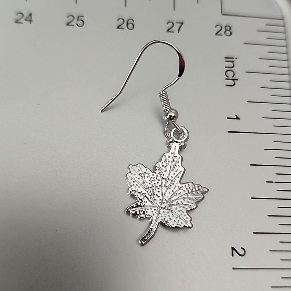 925S post Maple Leaf Earrings Tibeten Alloy Shiny Silver - Picture 3 of 4